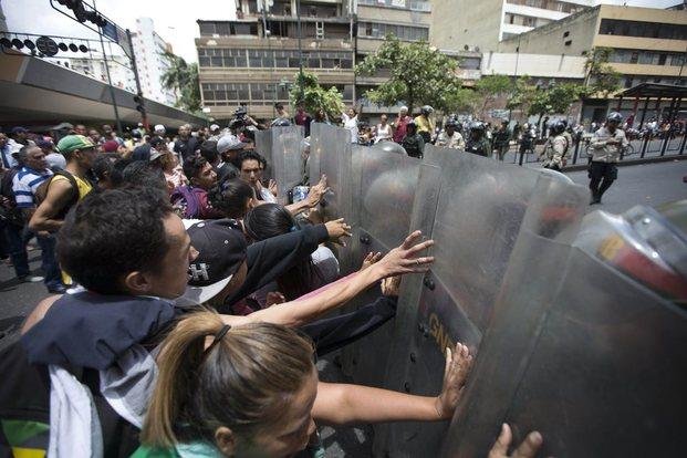 Reprimen una protesta contra el desabastecimiento en Venezuela
