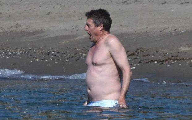 De vacaciones en Marbella, sorprende el aspecto de Grant
