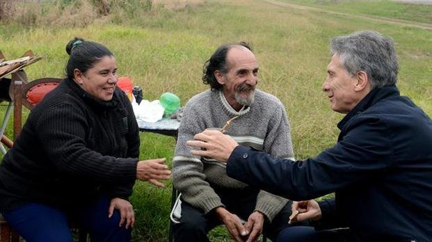 Volvieron a atacar al vendedor de tortas asadas que visitó Macri