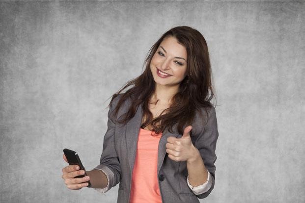 “Tinder” para conseguir trabajo y encuestas por “WhatsApp”