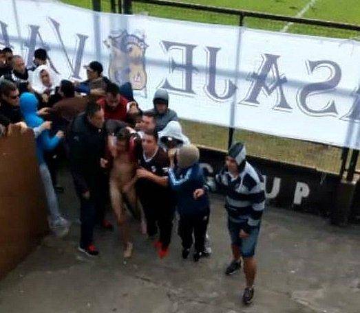 Desnudan y golpean a un hincha del rival