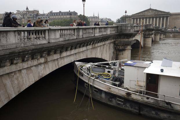 El nivel de las aguas baja de a poco en París
