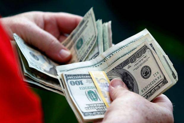 El dólar siguió en baja y cerró en $14