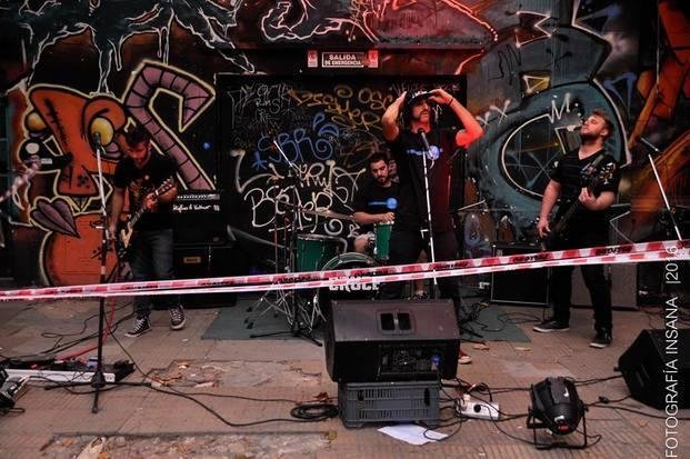 Tras cruces con vecinos cierra un bar de 8 y 61