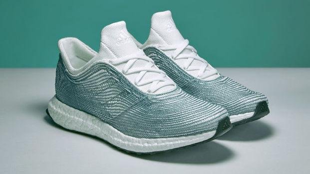 Crean zapatillas con basura del océano