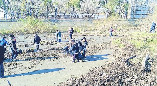 Alumnos de cinco escuelas limpiaron playas en Punta Lara