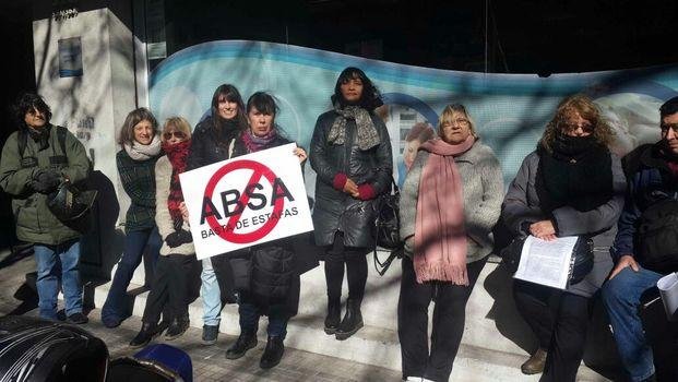 Protesta frente a Ocaba contra aumento en tarifas de Absa
