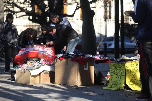 Avanza la venta ambulante pese a los operativos para erradicarla