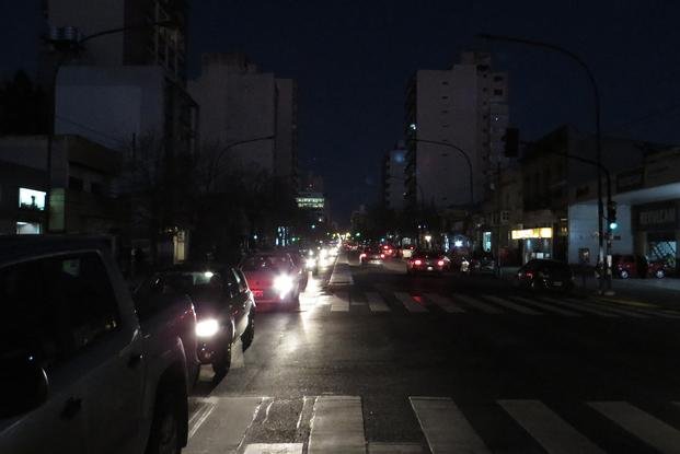 La emergencia de las luminarias otra vez dejó en penumbras un tramo de avenida 7
