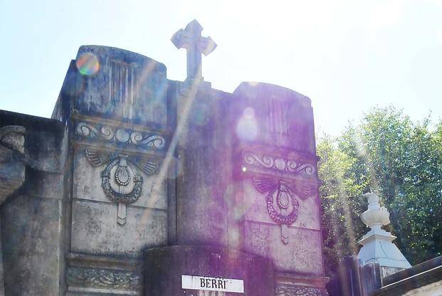 Intiman a titulares de bóvedas en el Cementerio local