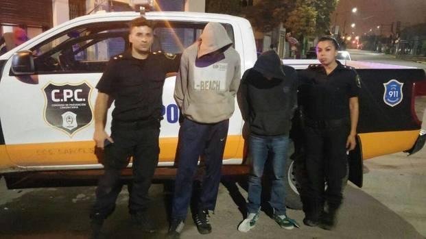 Provocaron daños en una escuela de Berisso: cayeron al intentar escapar