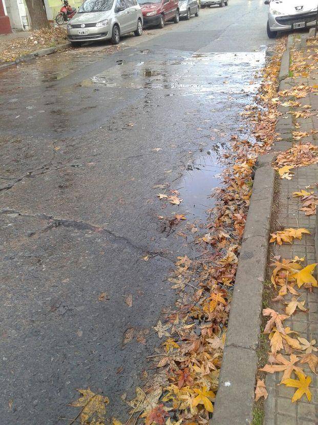 Reclaman desde hace tres meses por una pérdida de agua en 18, 62 y 63