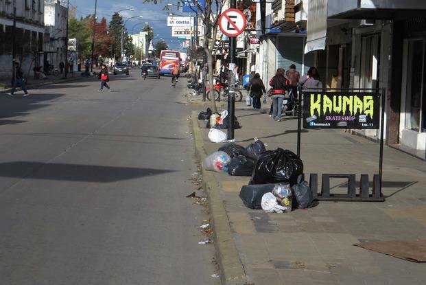 Las calles de Berisso están tapadas de bolsas de residuos