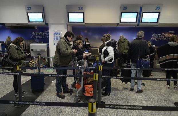 Cancelaciones y demoras en los vuelos por el paro de controladores