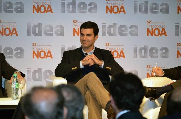 Empresarios y economistas advierten sobre la caída del dólar