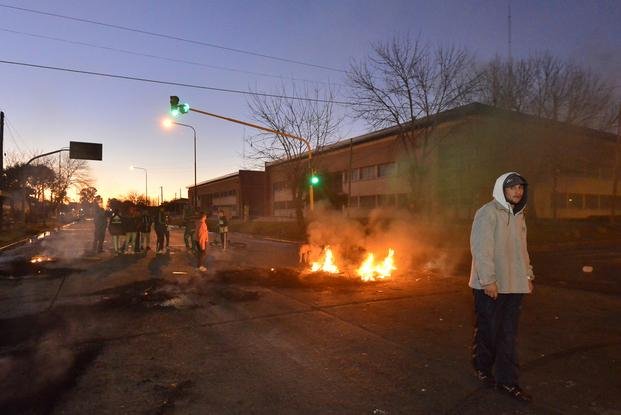 Hartos de los cortes de luz, bloquean calles de Tolosa