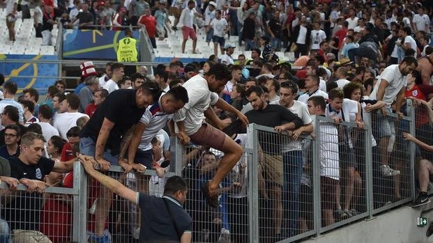 Rusia, ¿afuera por sus hinchas?: Mirá los disturbios y los antecedentes