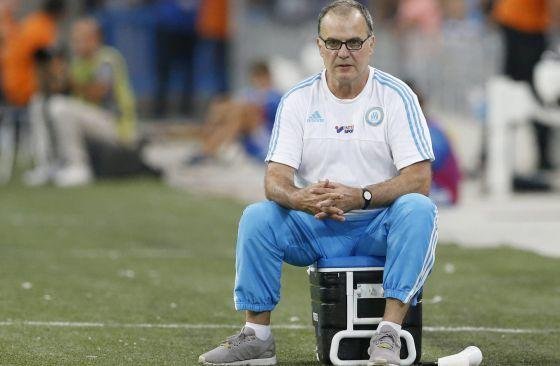 La llegada de Bielsa a su nuevo club, se demora