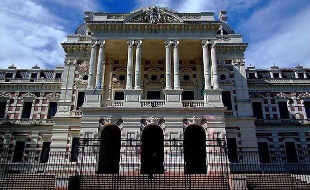 Encontraron a dos policías "revisando" un despacho de la Gobernación