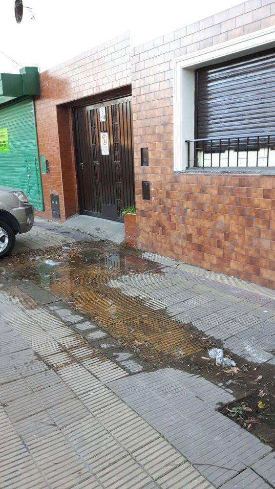 Bronca por una pérdida de agua en 44, 16 y 17