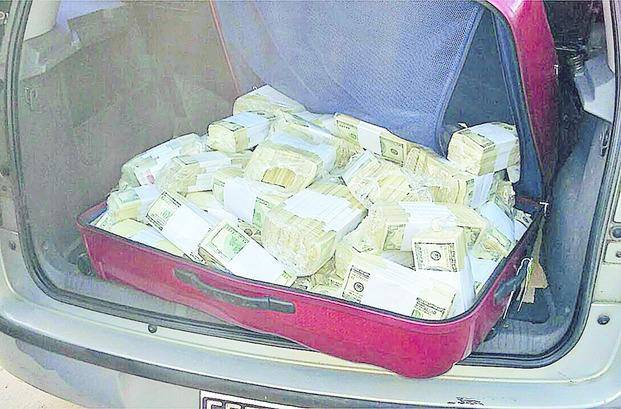 Los fajos de dólares que abren una caja de Pandora