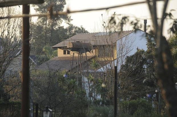 Allanan propiedades de López tras el hallazgo en el convento