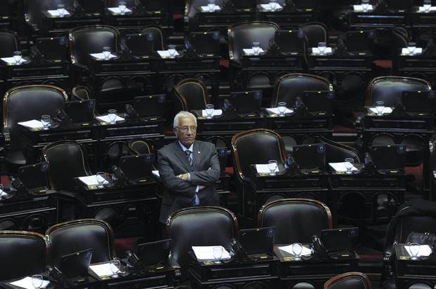 Freno K a allanamiento; el ex ministro ausente