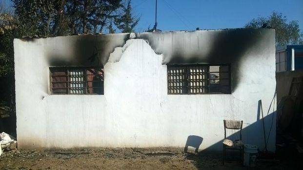Se derrumbó parte de una casa por un incendio en Villa Garibaldi