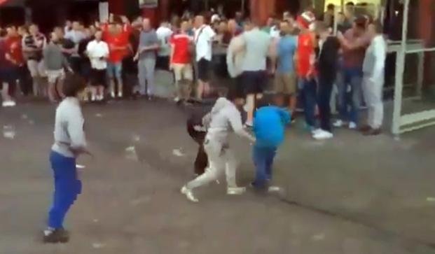 Vergüenza: Hooligans ingleses humillan a niños de la calle