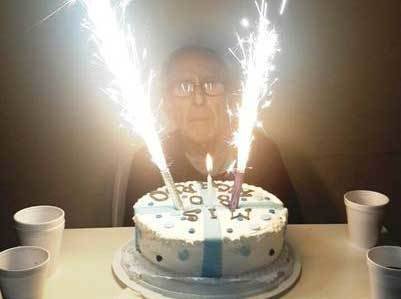 Barreda cumplió 80 y vecinos se lo festejaron