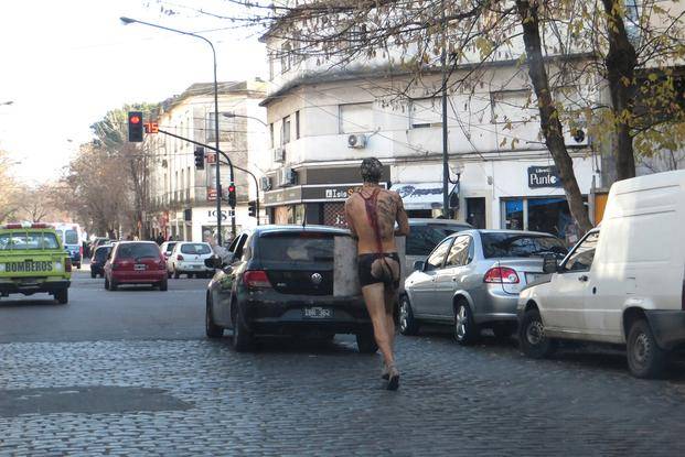Flamante ingeniero al trote y semidesnudo