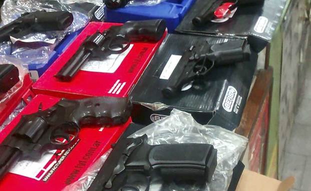Allanaron una armería sospechada de venderle armas a delincuentes
