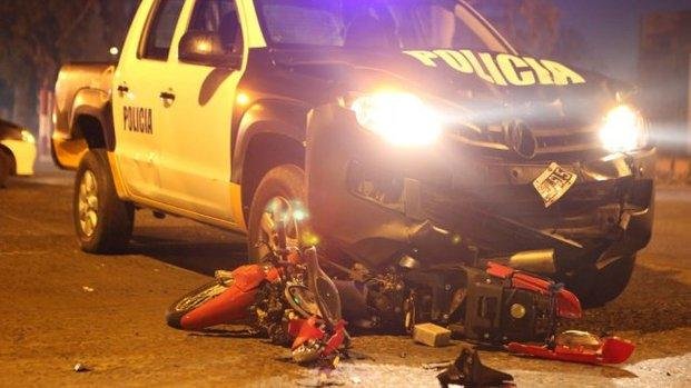 Un patrullero embistió a dos motociclistas en 1 y 32: un herido grave