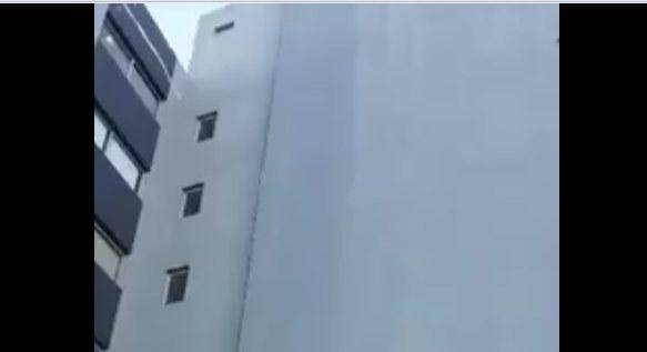 Denuncian que cae "una catarata de agua" desde un edificio