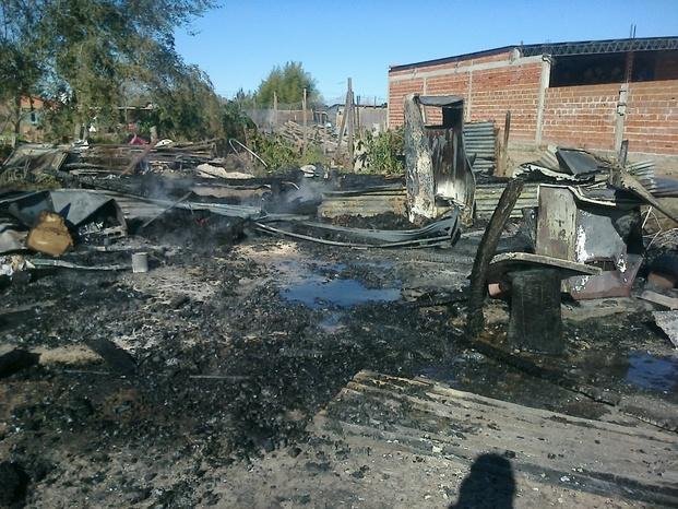 Voraz incendio en Los Hornos