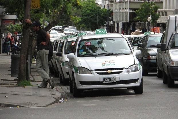 Taxistas buscan llevar publicidad y servicio Wi-Fi