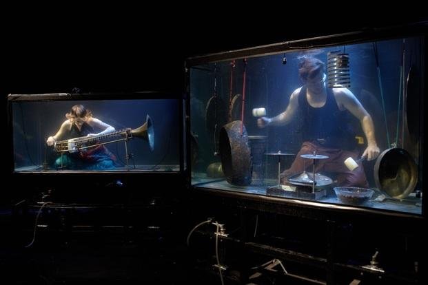 Conozca la banda que toca música abajo del agua