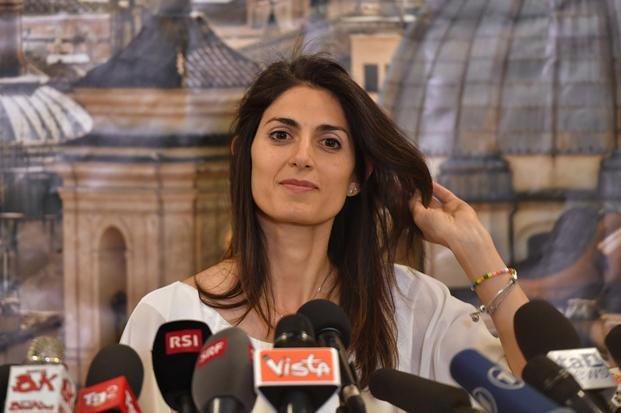 La alcaldesa electa de Roma agita las aguas políticas en Italia