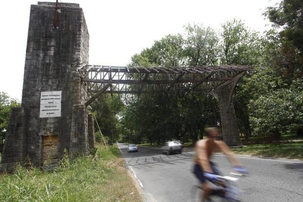 Tres ladrones a caballo asaltaron a dos ciclistas en el camino Belgrano