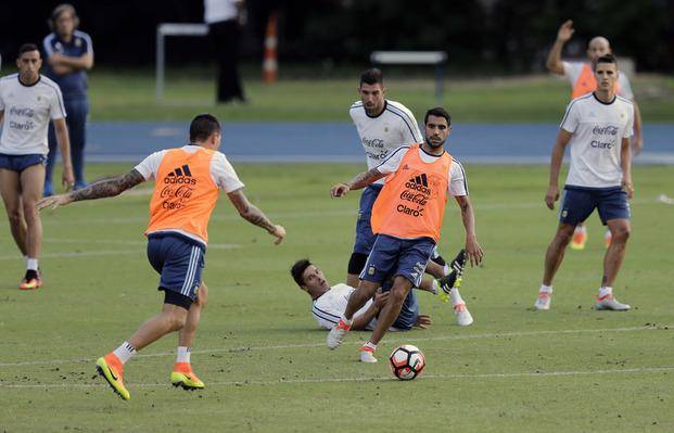 Martino probó con Augusto y Lavezzi, que serían titulares