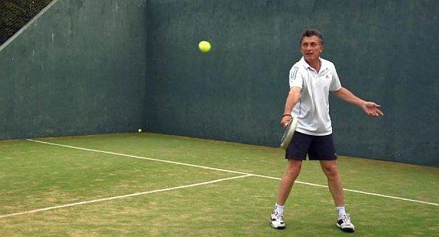 Macri sufrió un esquince de rodilla y será intervenido el jueves