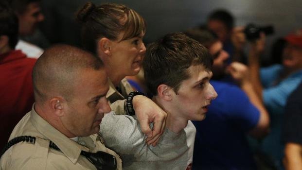 Confirman que un joven intentó asesinar a Trump durante un acto