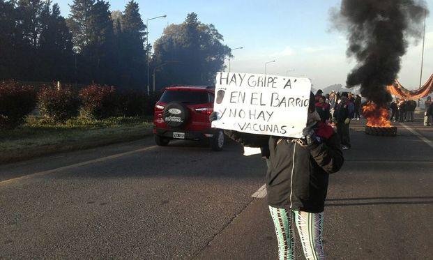 Vecinos de El Peligro cortaron la ruta 2 para reclamar por la atención sanitaria