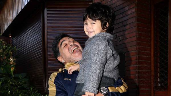 Reencuentro y enojo del “Diez” con sus hijos