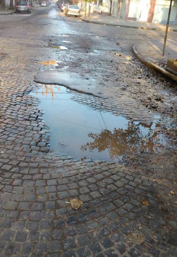 Video: La esquina de 5 y 41, asediada por 
desborde cloacal y baches