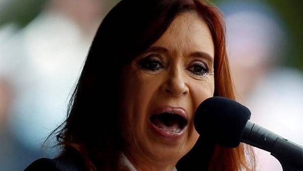 Cristina denuncia "clima de persecución política y hostigamiento mediático"