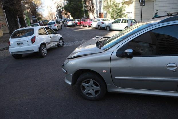 Hubo dos heridos y caos por un choque en la esquina de 5 y 45