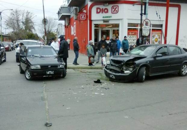 Revuelo en Montevideo y 24 por choque entre dos autos