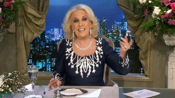 Mirtha se olvidó del glamour y se cambió los zapatos en vivo