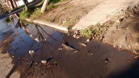 Indignación en Villa Elvira por una pérdida de agua que cumplió dos años y medio